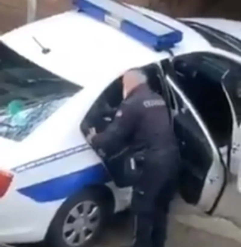 Policija tuce mladica