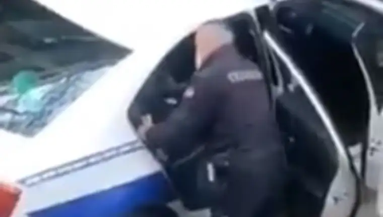 Policija tuce mladica