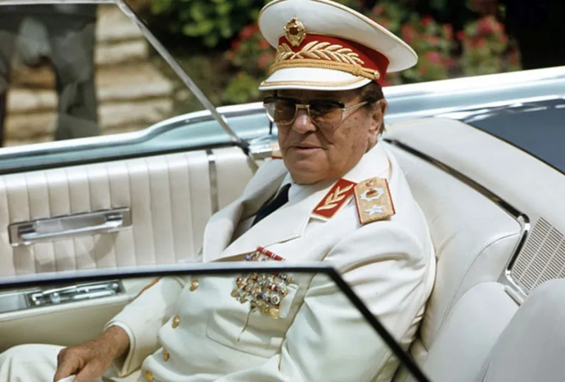 Tito uniforma