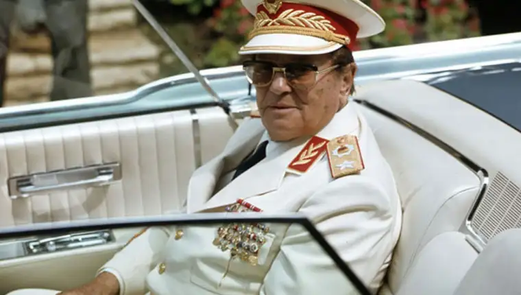 Tito uniforma