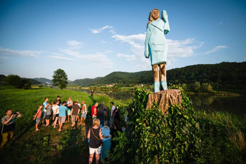 Melania statua scaled
