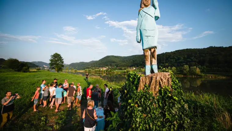 Melania statua scaled