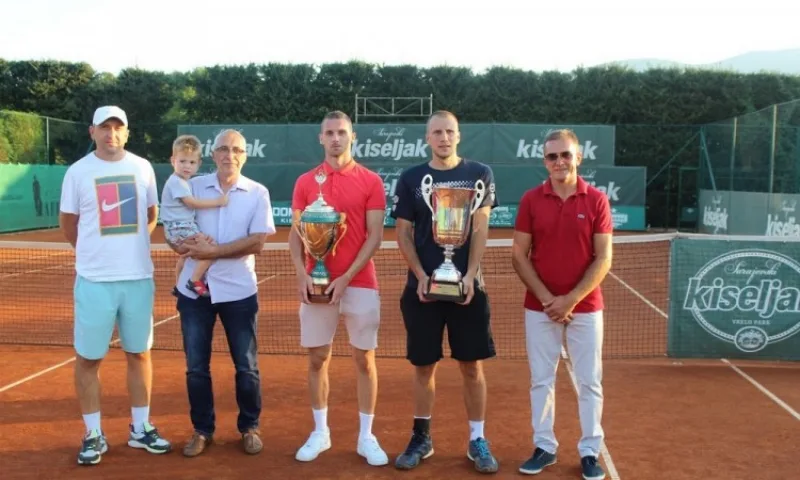 Tenis kiseljak