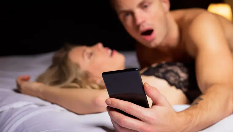 Couplebedphone