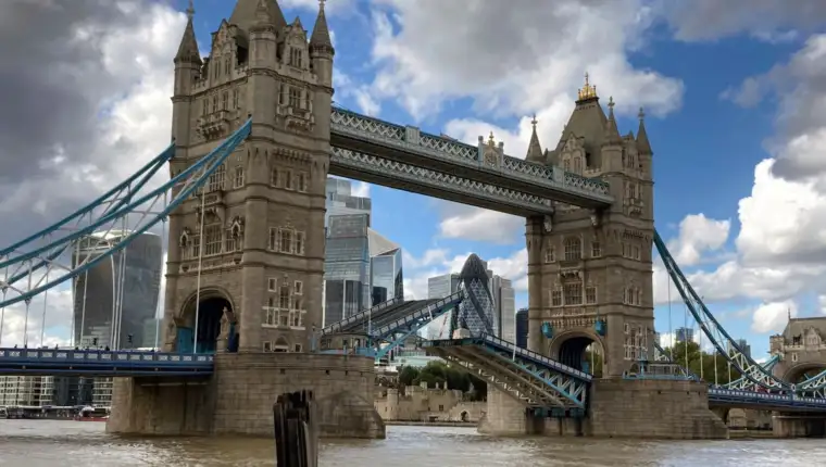 London tower bridge stuck opena