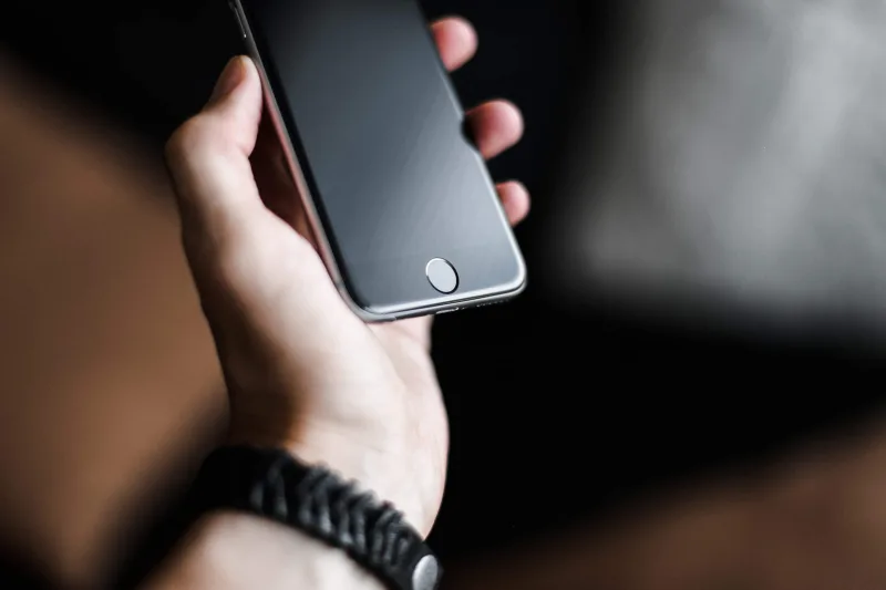 Iphone 6 in hand 2210x1473 1