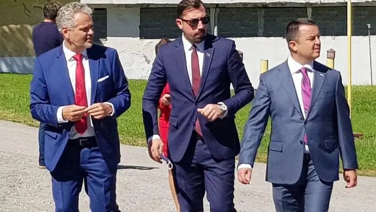 Plakalo satler