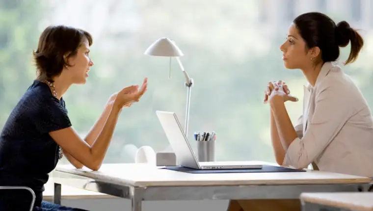 2 WOMEN TALKING