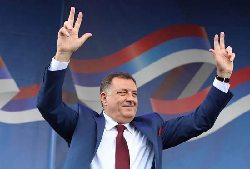 Milorad Dodik tri prsta