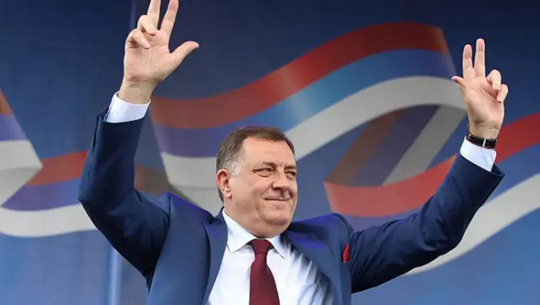 Milorad Dodik tri prsta