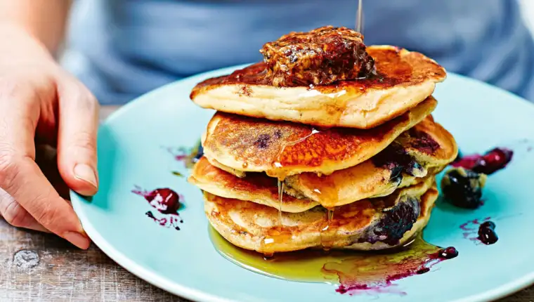 Blueberry pancakes with honeycomb and bacon butter 29507 2 scaled