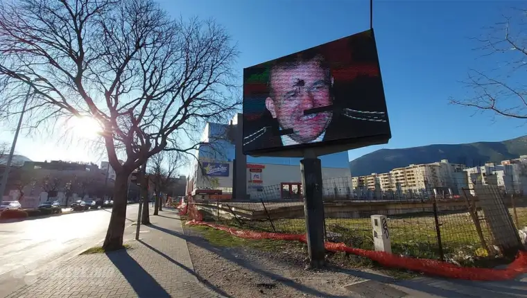 Display mostar