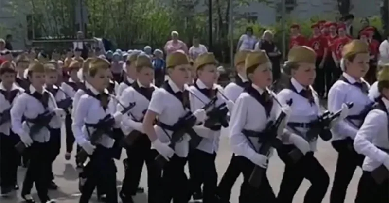 rusija djeca puske