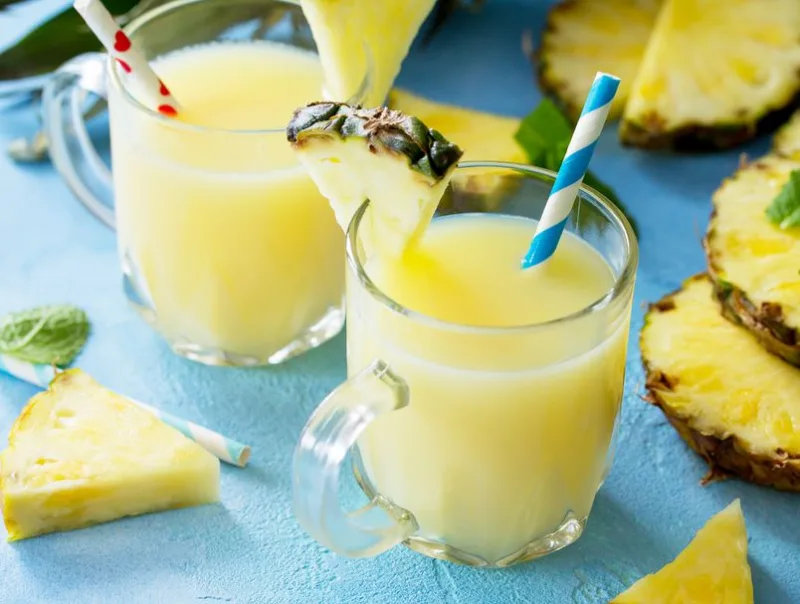 62101474-ananas-sok-koktel