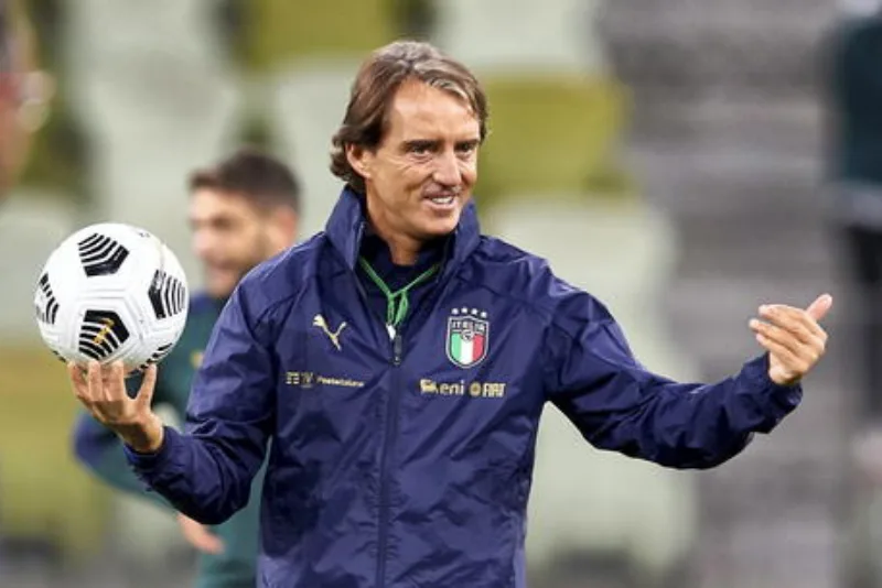 >>>ANSA/ MANCINI HA FIRMATO, RESTERÀ CT AZZURRO FINO AL 2026