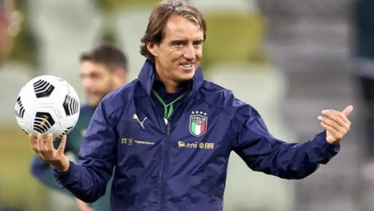 >>>ANSA/ MANCINI HA FIRMATO, RESTERÀ CT AZZURRO FINO AL 2026