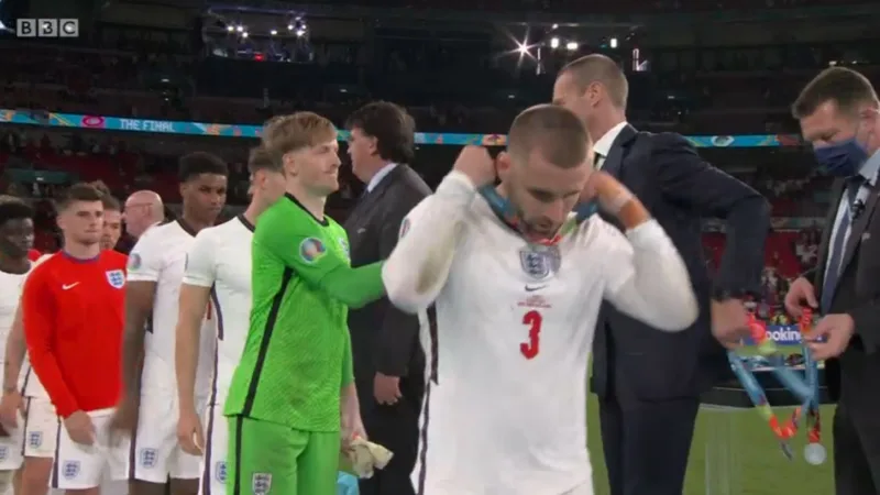 Luke-Shaw-remove-medal-d755