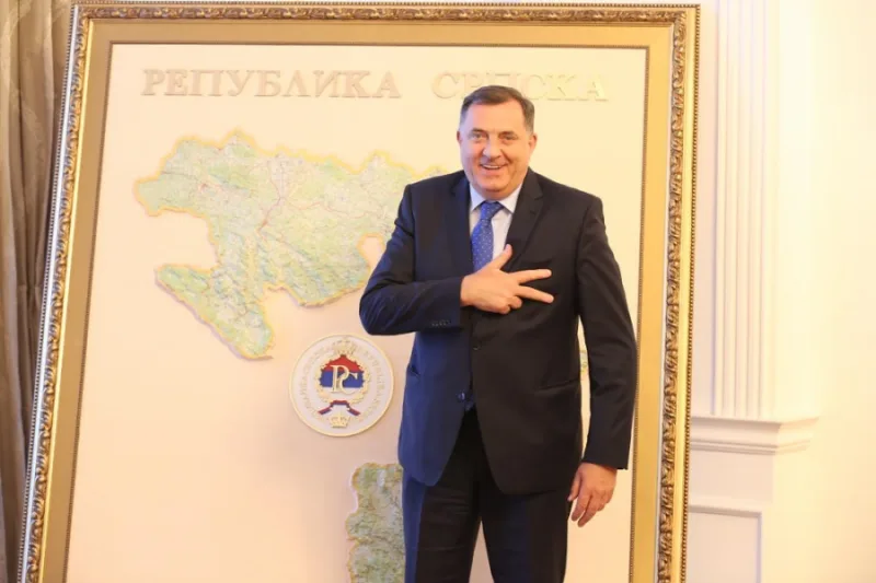 milorad-dodik-sa-tri-prsta