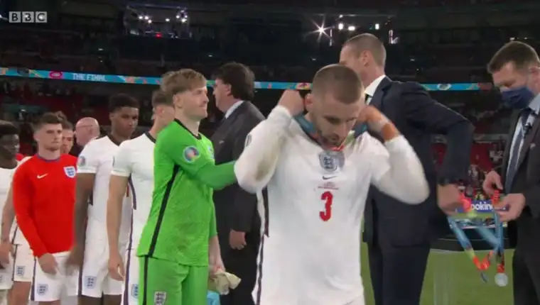 Luke-Shaw-remove-medal-d755