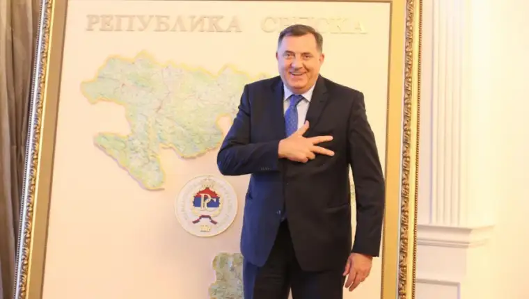milorad-dodik-sa-tri-prsta