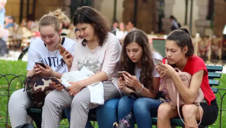distracted_by_phones_1_0