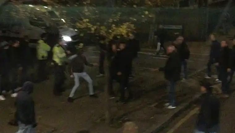 West-Ham-vs-Tottenham-fans-fighting.v1