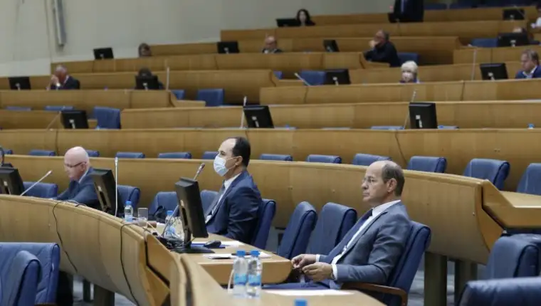 Adil i softic parlament