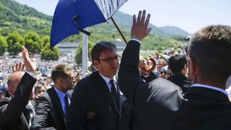 vucic u srebrenici