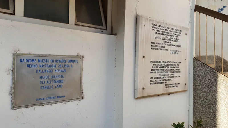 Jedna do druge stoje dvije spomen ploče