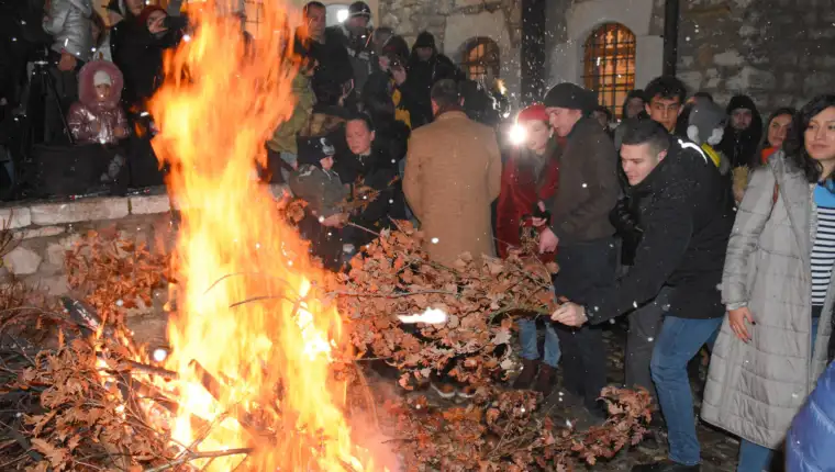 BiH: Obavljeno nalaganje badnjaka ispred Stare pravoslavne crkve u Sarajevu