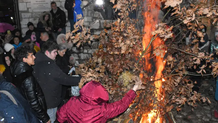 BiH: Obavljeno nalaganje badnjaka ispred Stare pravoslavne crkve u Sarajevu