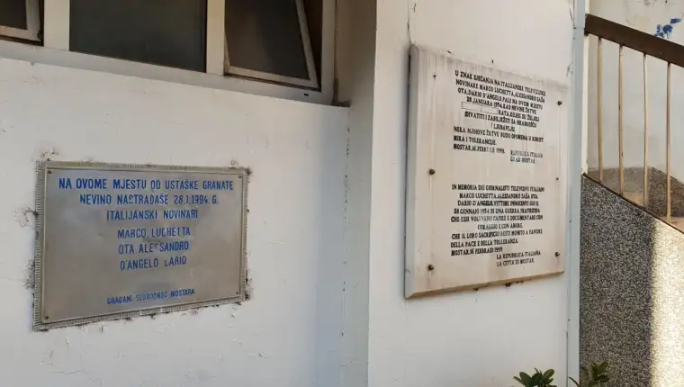 Jedna do druge stoje dvije spomen ploče