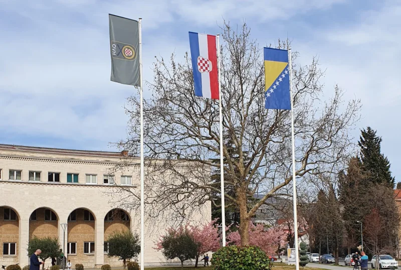 zastave ispred kosace