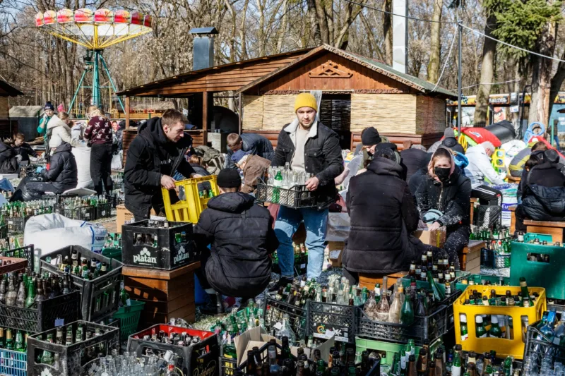 В Ужгороді волонтери готують коктейлі Молотова