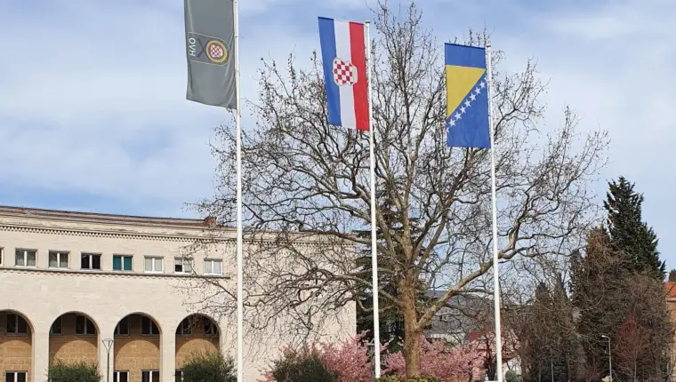 zastave ispred kosace