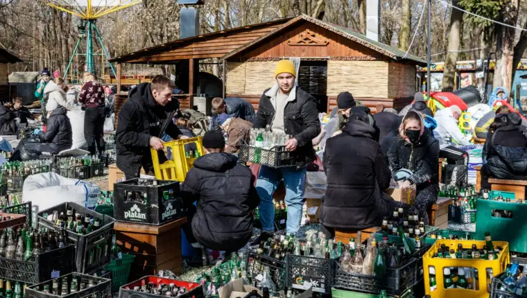 В Ужгороді волонтери готують коктейлі Молотова