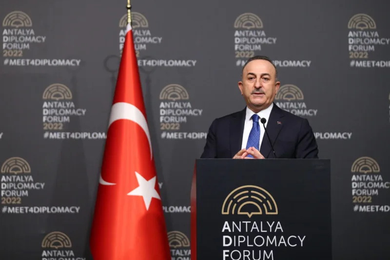 Cavusoglu nakon sastanka s Lavrovom i Kulebom: Nadamo se da će mir u regiji biti obnovljen