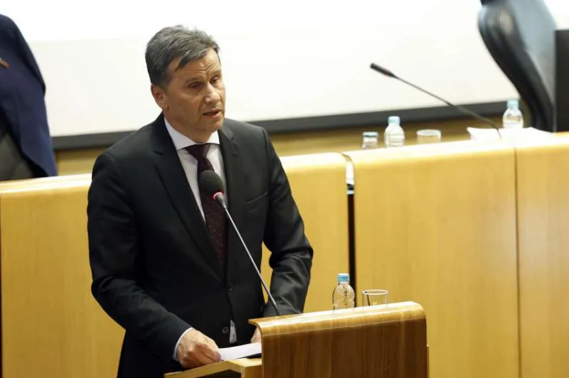 fadil parlament 4