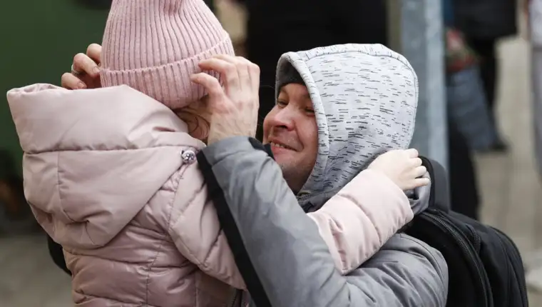 Emotivan susret oca i kćerke: Civili i dalje pristižu u Poljsku nakon ruskih napada na Ukrajinu