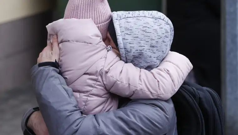 Emotivan susret oca i kćerke: Civili i dalje pristižu u Poljsku nakon ruskih napada na Ukrajinu
