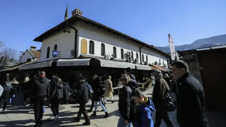 Sunčano i toplo vrijeme izmamilo brojne šetače u Sarajevu