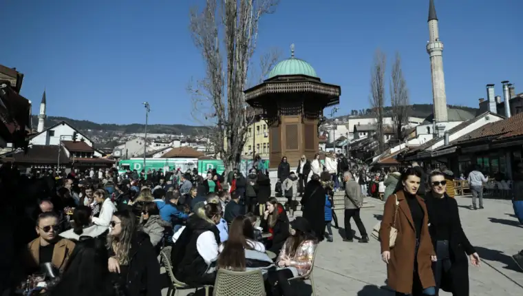 Sunčano i toplo vrijeme izmamilo brojne šetače u Sarajevu