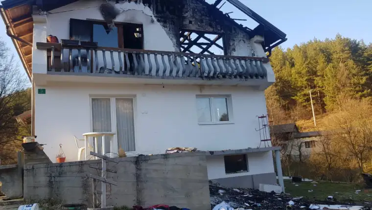 Fojnica: Maloljetni Amna, Ajna, Azra i Elvin u požaru ostali bez krova nad glavom