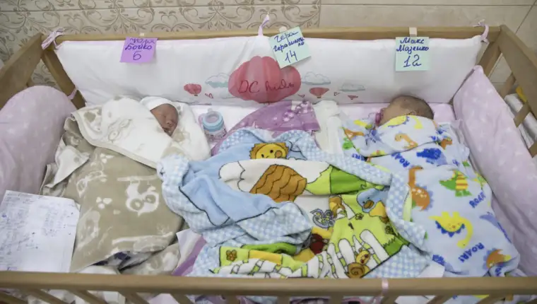 Kijev: Dadilje u podrumu klinike održavaju na životu bebe surogat majki