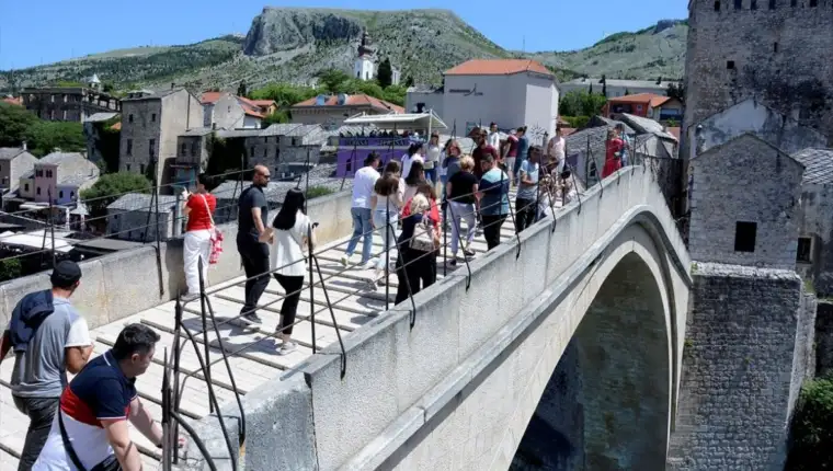 mostar_starimost_turisti_turizam_proljece_sunce_maj21_AA06