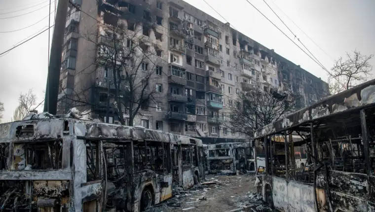 A line of buses placed by Ukrainian Azov Battalion defenders