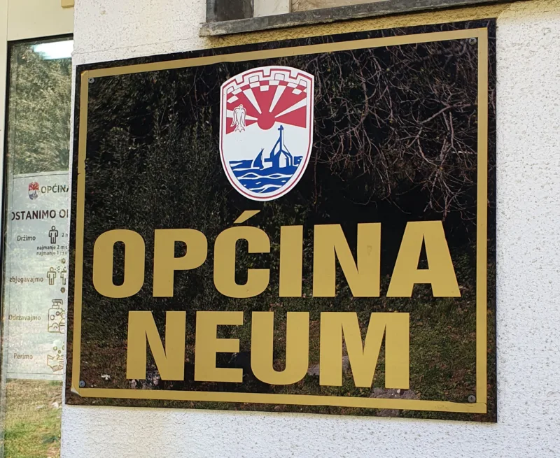 Bez-drzavnih-obiljezja-i-na-sluzbenoj-tabli-na-ulazu-u-sjedniste-Opcine-Neum