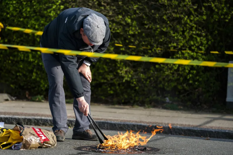 Rasmus Paludan demonstrere foran Tårnby Gymnasium.