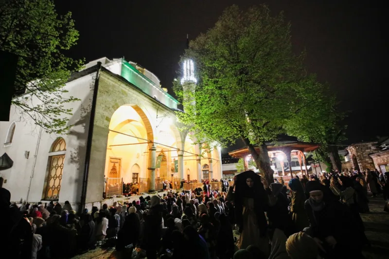 AA-20220427-27696855-27696853-BIH_U_GAZI_HUSREVBEGOVOJ_DZAMIJI_ODRZANA_SVECANOST_POVODOM_NOCI_LEJLETULKADR