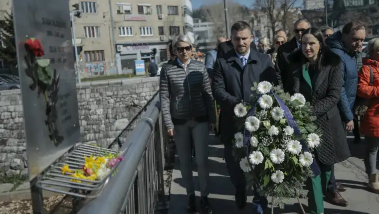 Položeno cvijeće na Mostu Suade i Olge: Sarajevo je herojski grad i dokaz neuništivosti